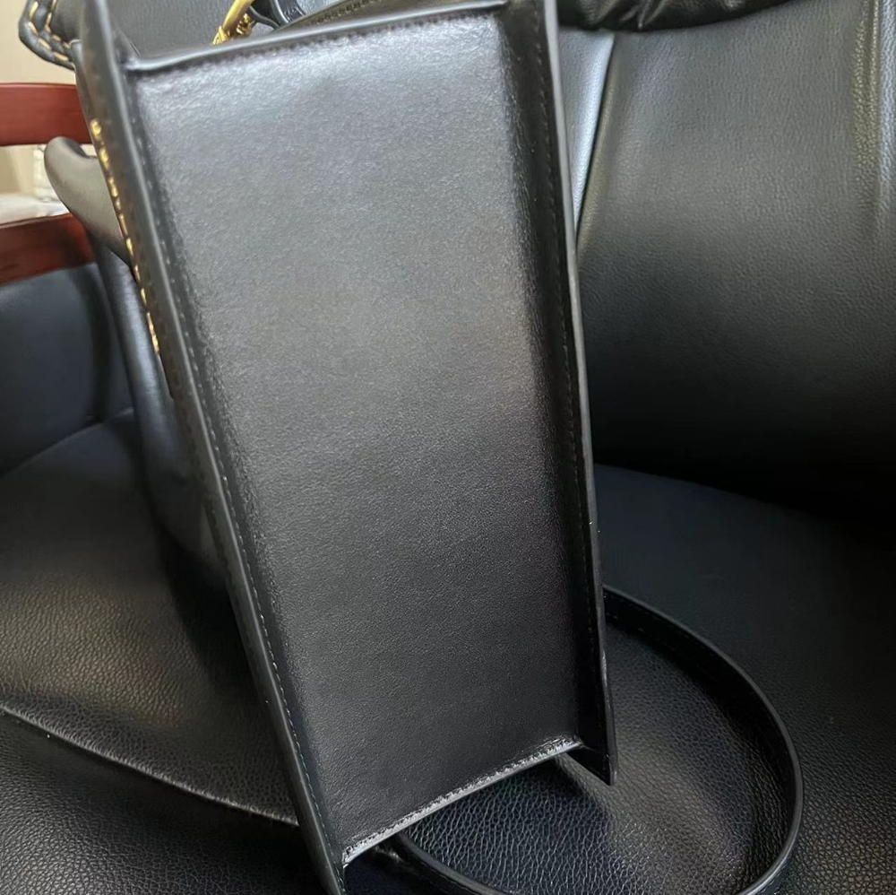 Le grand Chiquito Large Leather Handbag - Picture 2 of 7